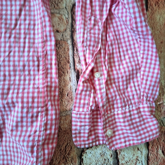 VINEYARD VINES | Men's Arawak Gingham Classic Tucker Shirt - Strawberry/White - Picture 8 of 13